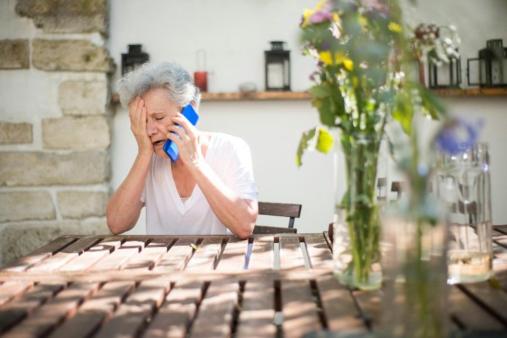 Anziana sconvolta al telefono