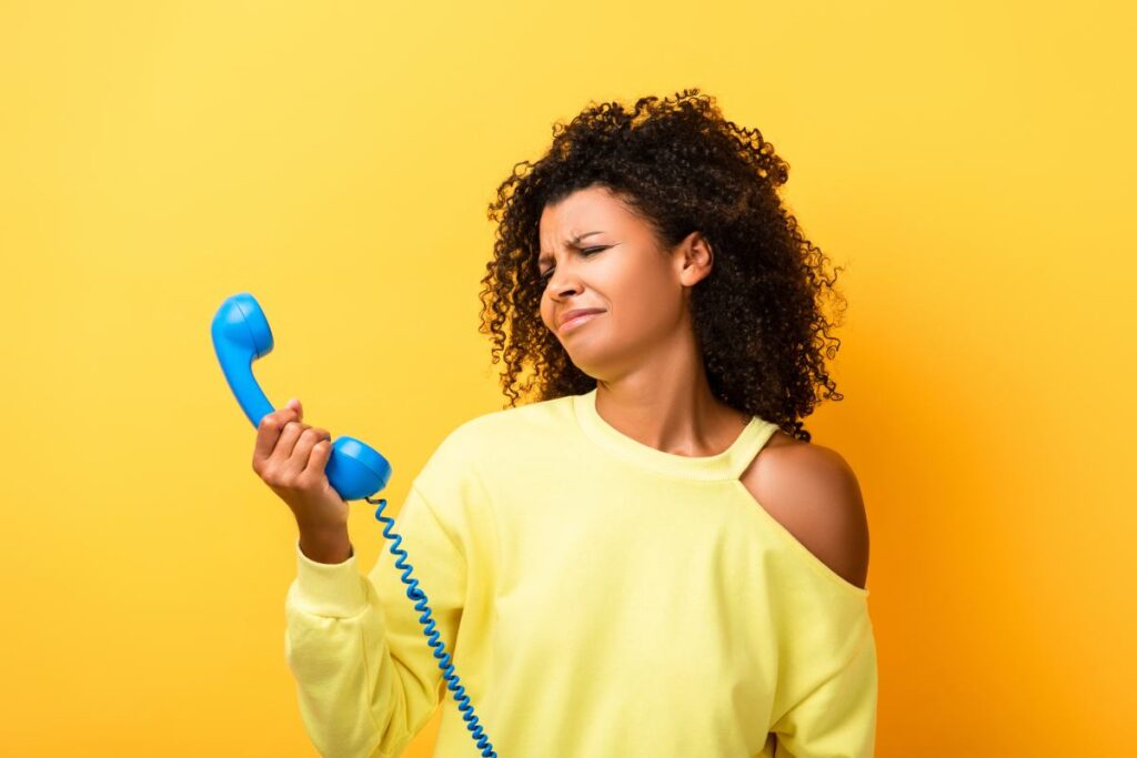 Donna disperata al telefono