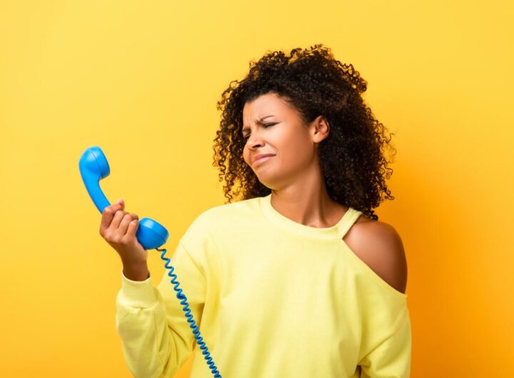 Donna disperata al telefono