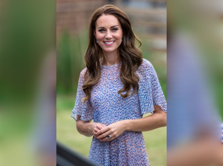 Kate Middleton con un sorriso smagliante e un vestito a fiori