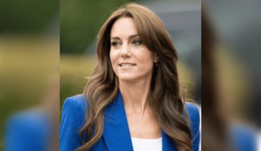 Kate Middleton, primo piano con tailleur blu