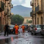 Maltempo in Sicilia: a Messina il torrente straripa e il fango inghiotte le auto