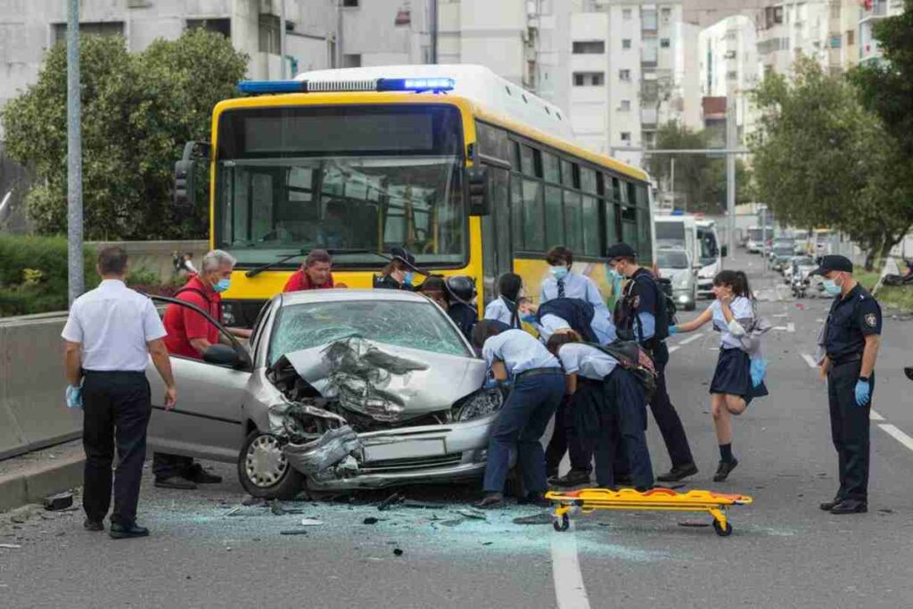 Tragedia su strada: un incidente fatale coinvolge un bus di studenti e un’auto, una vittima e un bus capovolto