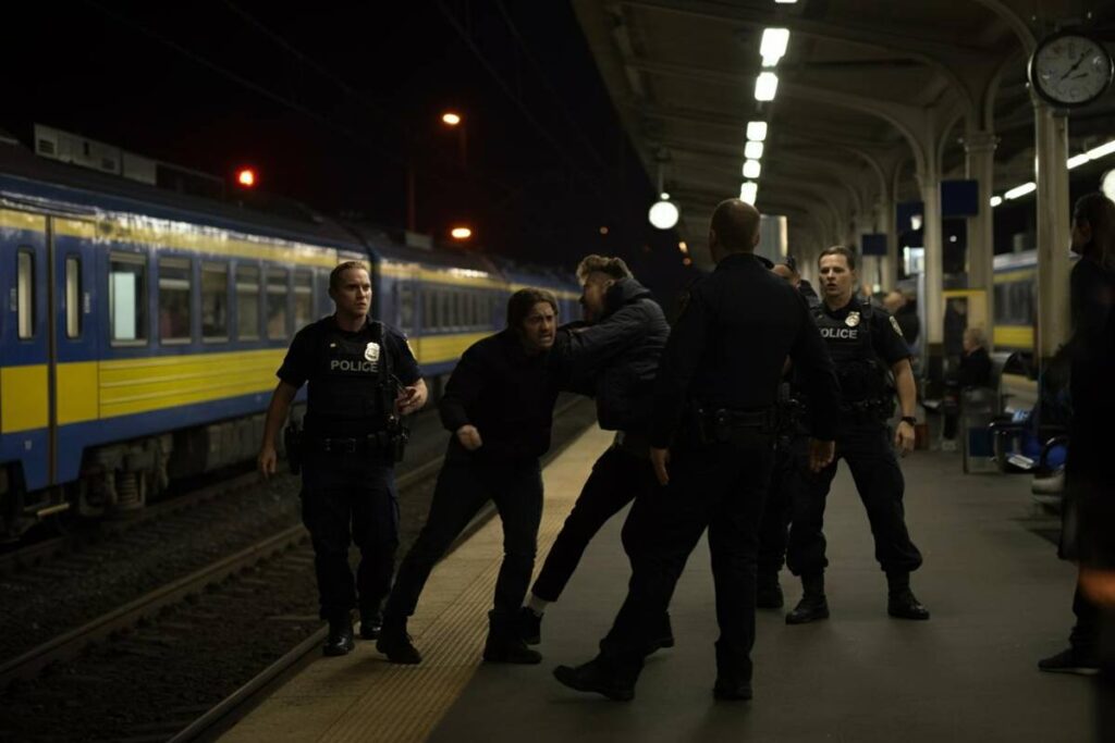 Uomo senza biglietto tenta di mordere il dito a una poliziotta sul treno