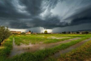 Allerta meteo: Emilia Romagna in rosso, Toscana in arancione e 8 regioni a rischio