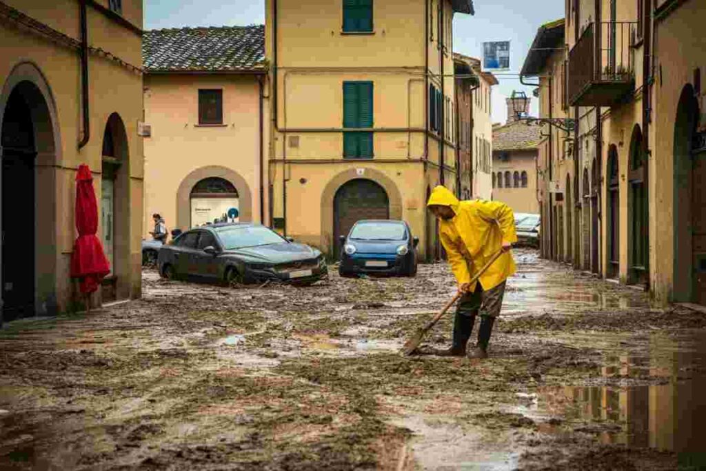 Sesto Fiorentino: la lotta contro il fango dopo l'esondazione del Rimaggio