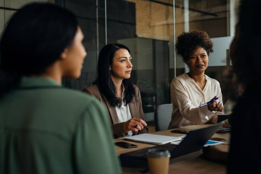 Sfondare il soffitto di cristallo: le sfide per le donne tra maternità e pari opportunità